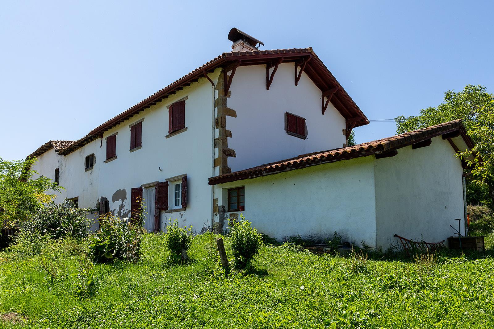 House 'Ondatzia' A family with high potential 2 apartments that can be joined, garden and quiet at 