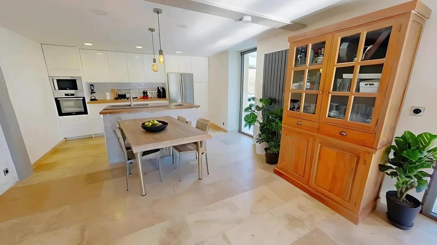 Maison en pierre de type longère entièrement restaurée -8900 m2 piscine