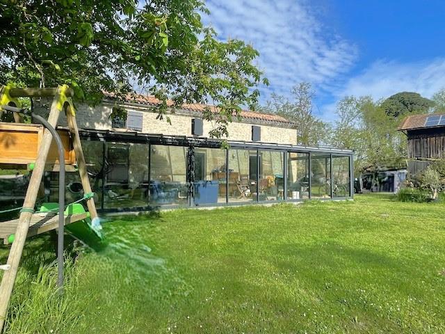 Maison en pierre de type longère entièrement restaurée -8900 m2 piscine