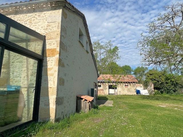 Maison en pierre de type longère entièrement restaurée -8900 m2 piscine