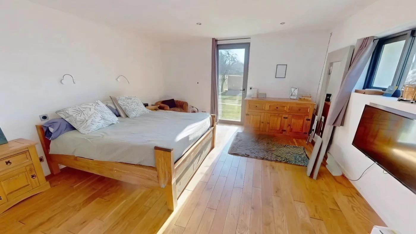 Maison en pierre de type longère entièrement restaurée -8900 m2 piscine