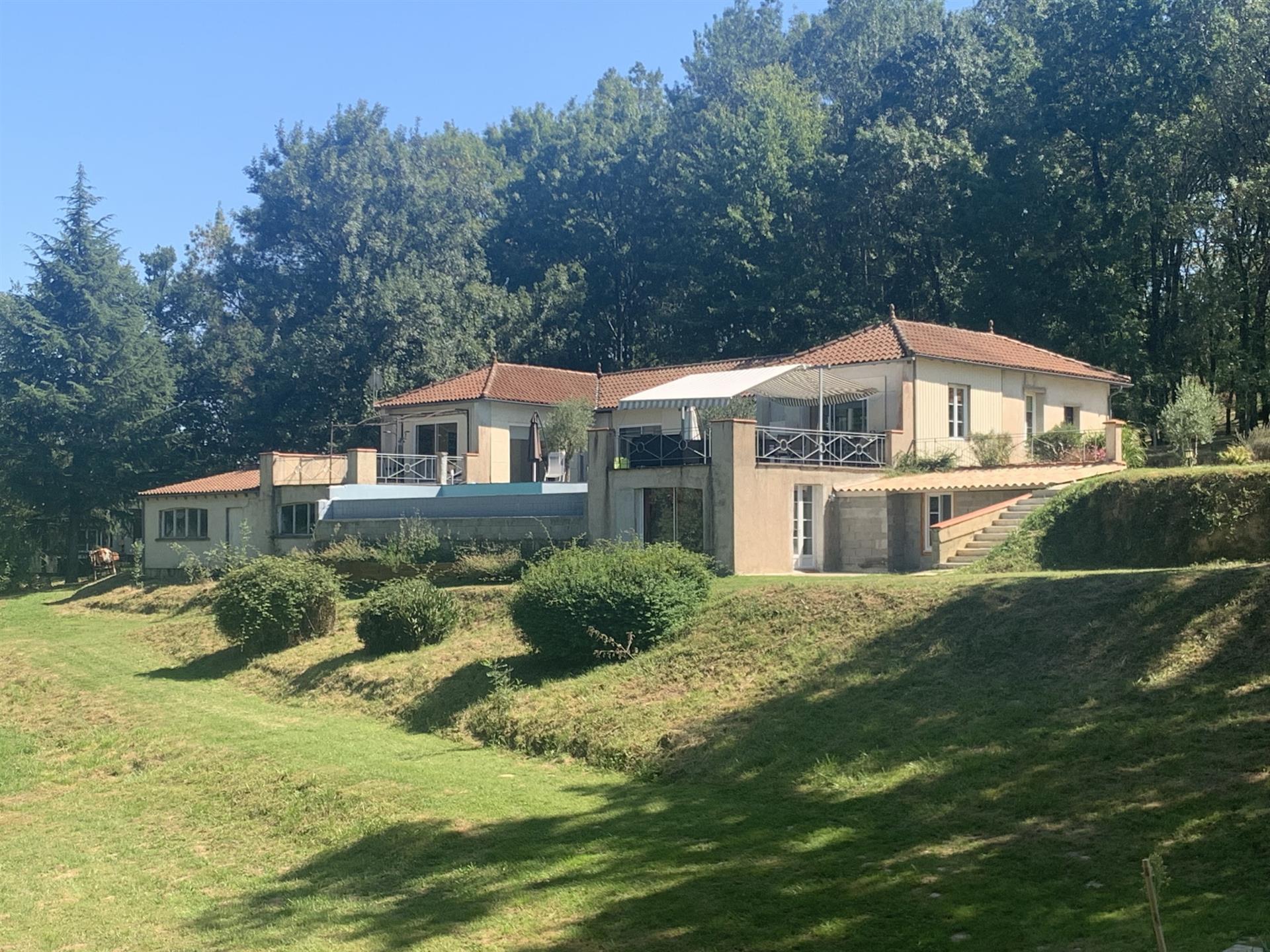 Contemporary Architect-Type Villa + 2 Apartments 1 Conference Room. On 1 hectare 352 (ha)