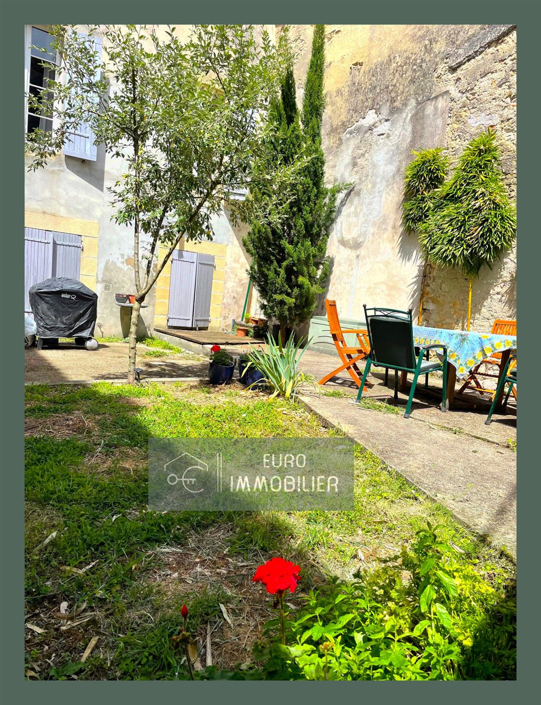 Maison de ville en pierre avec charmante et garage cour de 65 m2 - 6 chambres et grenier