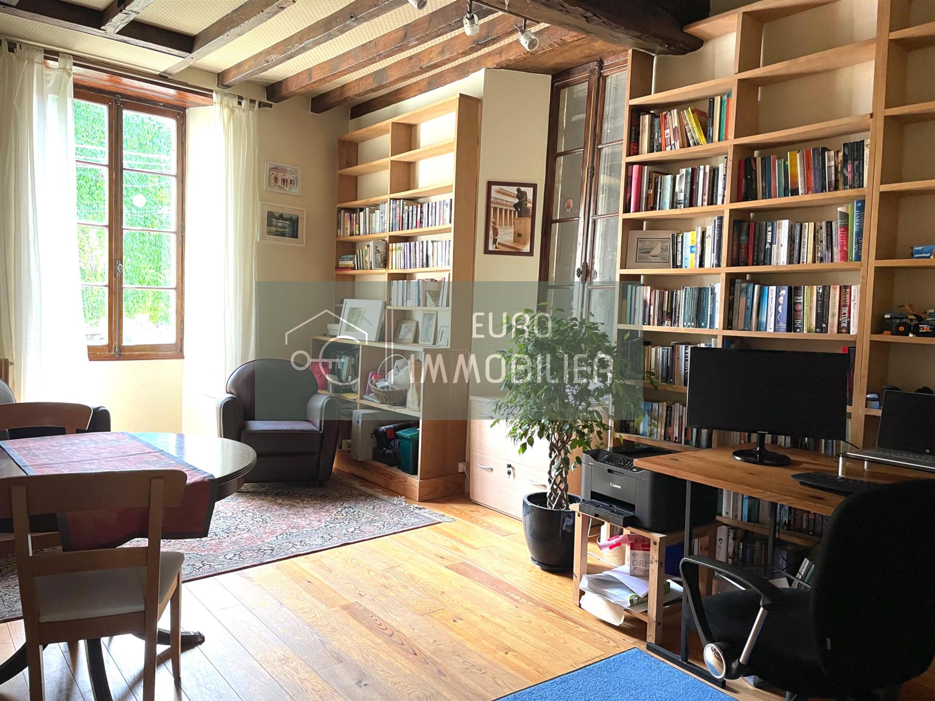 Maison de ville en pierre avec charmante et garage cour de 65 m2 - 6 chambres et grenier