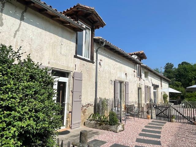 Stone farmhouse 4 bedrooms + huge dormitory ideal horses, hunting, cottages