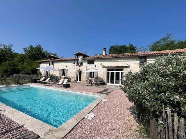 Stone farmhouse 4 bedrooms + huge dormitory ideal horses, hunting, cottages