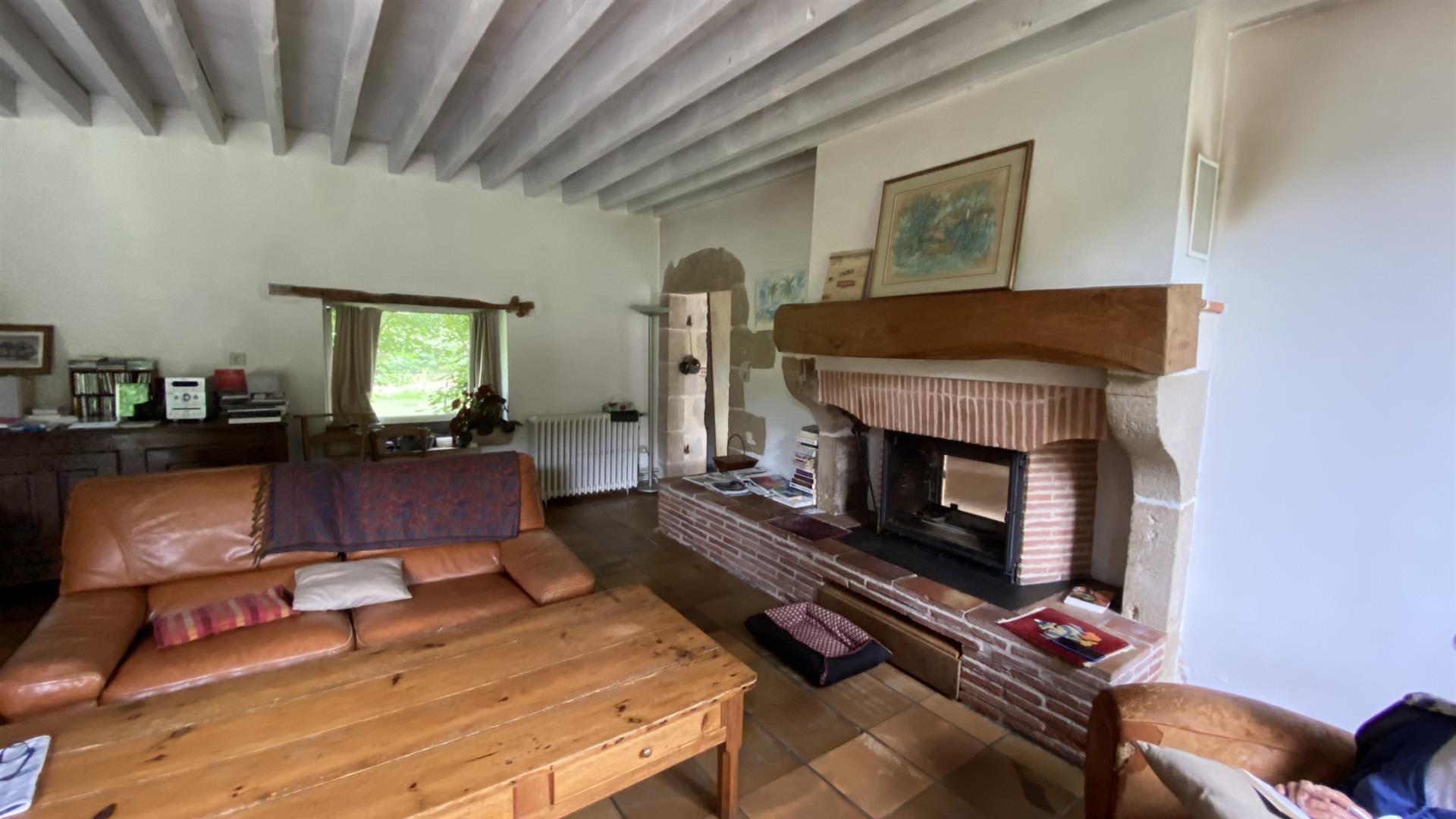 Stone farmhouse 4 bedrooms + huge dormitory ideal horses, hunting, cottages