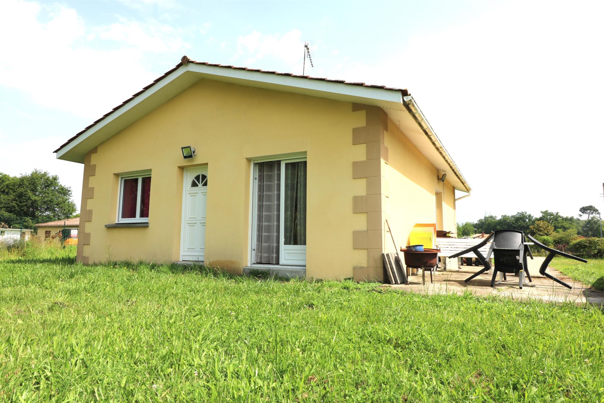 Pavillon 2 chambres, terrain 2000 m2, au calme, 15 minutes Bazas