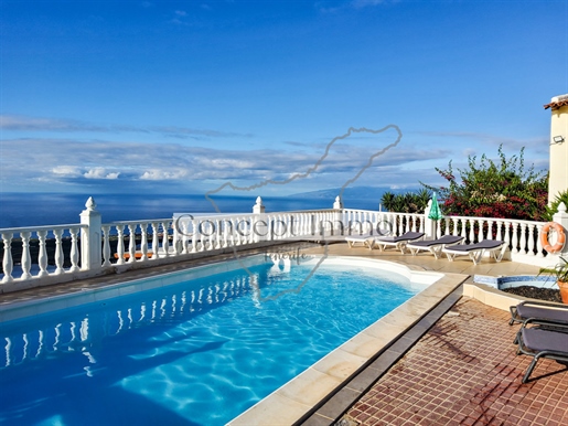 Villa spacieuse de style canarien avec piscine chauffée, jardin idyllique et vue sur la mer !