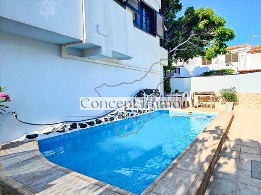 Spacieuse maison jumelée avec piscine privée, grande terrasse et appartement séparé!