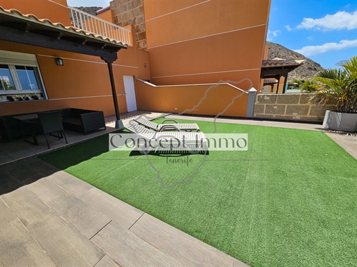Modern vrijstaand huis met eigen tuin, overdekt terras en garage in Los Cristianos!