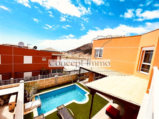 ¡Moderna vivienda unifamiliar con piscina privada, garaje, terraza y jardín en Los Cristianos!