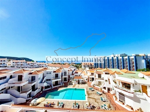 2 apartamentos en el centro de Los Cristianos por un precio! Amueblado, con piscina y vistas al mar!