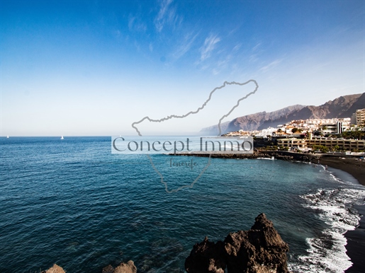 Fantastic villa in the First Sea Line with breathtaking views of the Atlantic Ocean and Los Gigantes