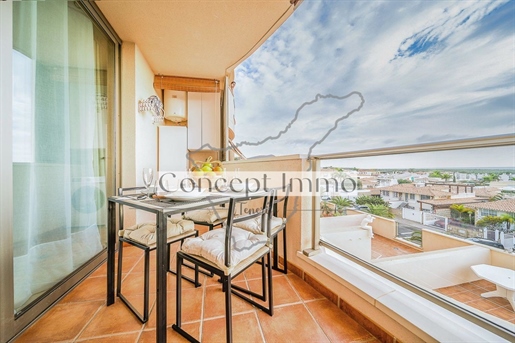 Modern and elegant furnished apartment with sea view balcony and heated swimming pool in Palm Mar!