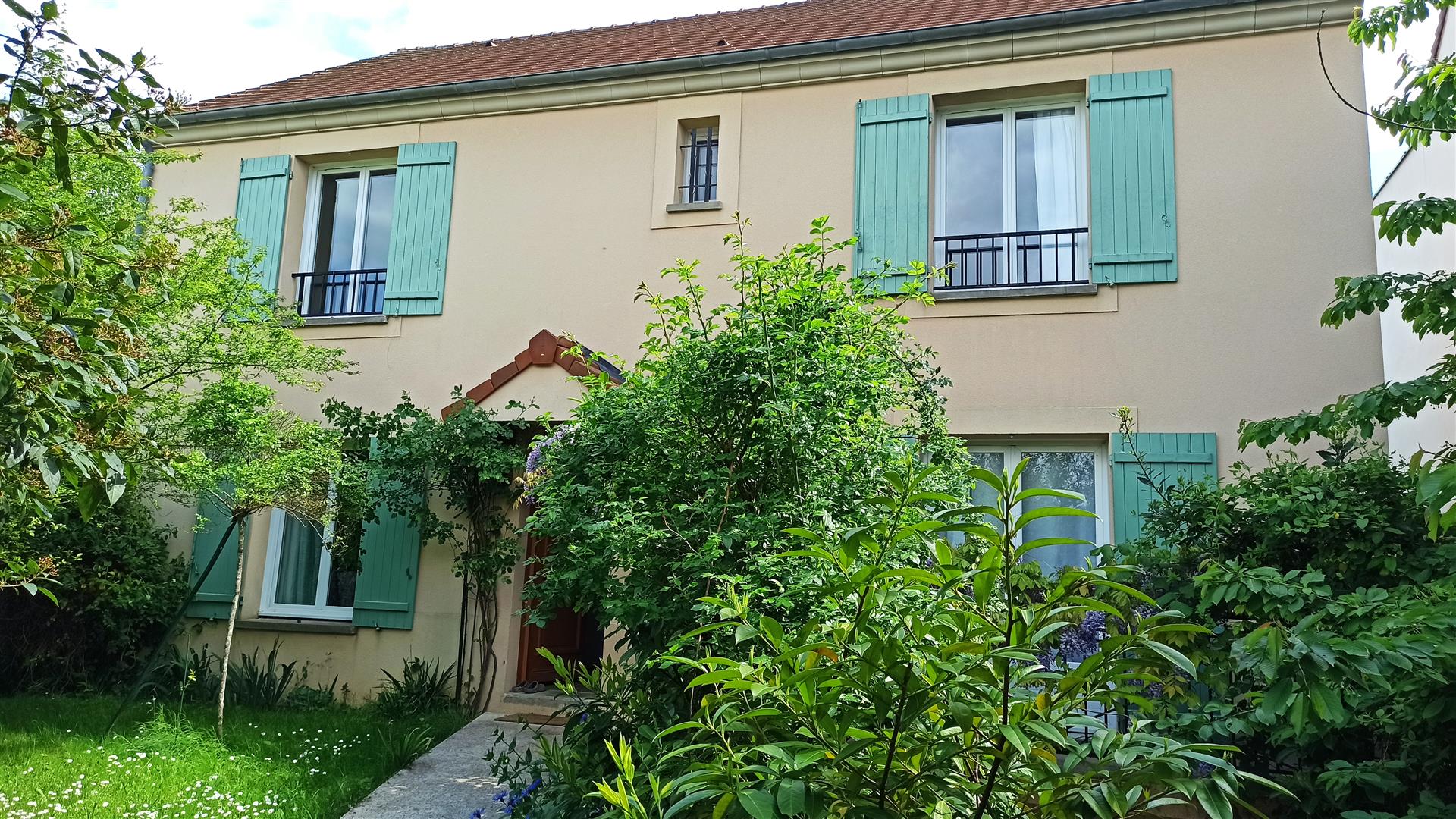 De Vânzare – proprietate de familie cu 5 dormitoare în Poissy, într-o zonă foarte căutată