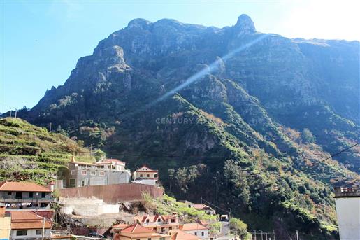 Terreno Urbano com Moradia em Pedra - Serra de Agua, Madeira