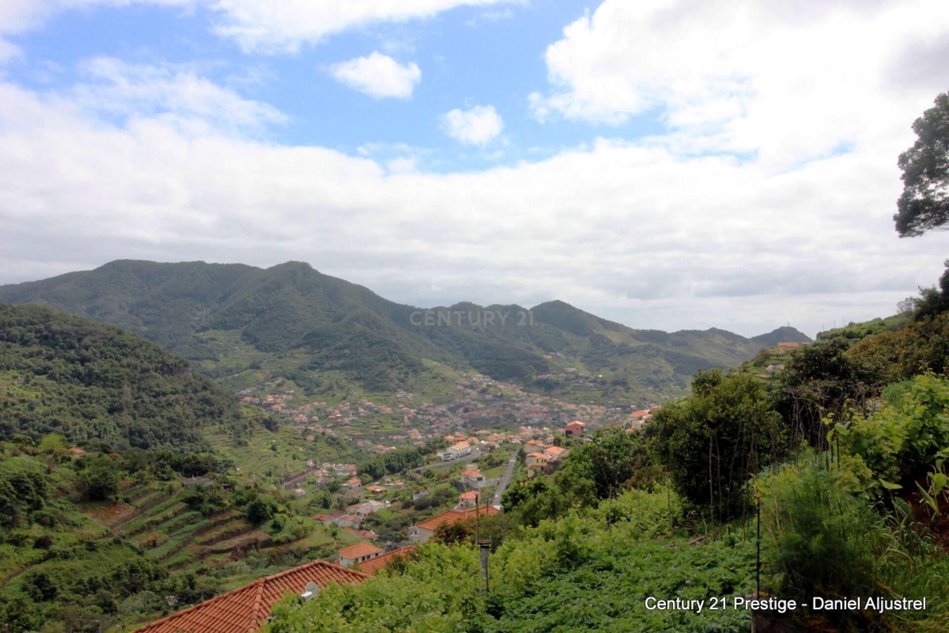 Land met 1260 m2, gelegen in de stad Machico, Madeira - Portugal