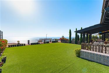 Luminous Villa with Helvetic Architecture and Extraordinary Panoramic View - Funchal