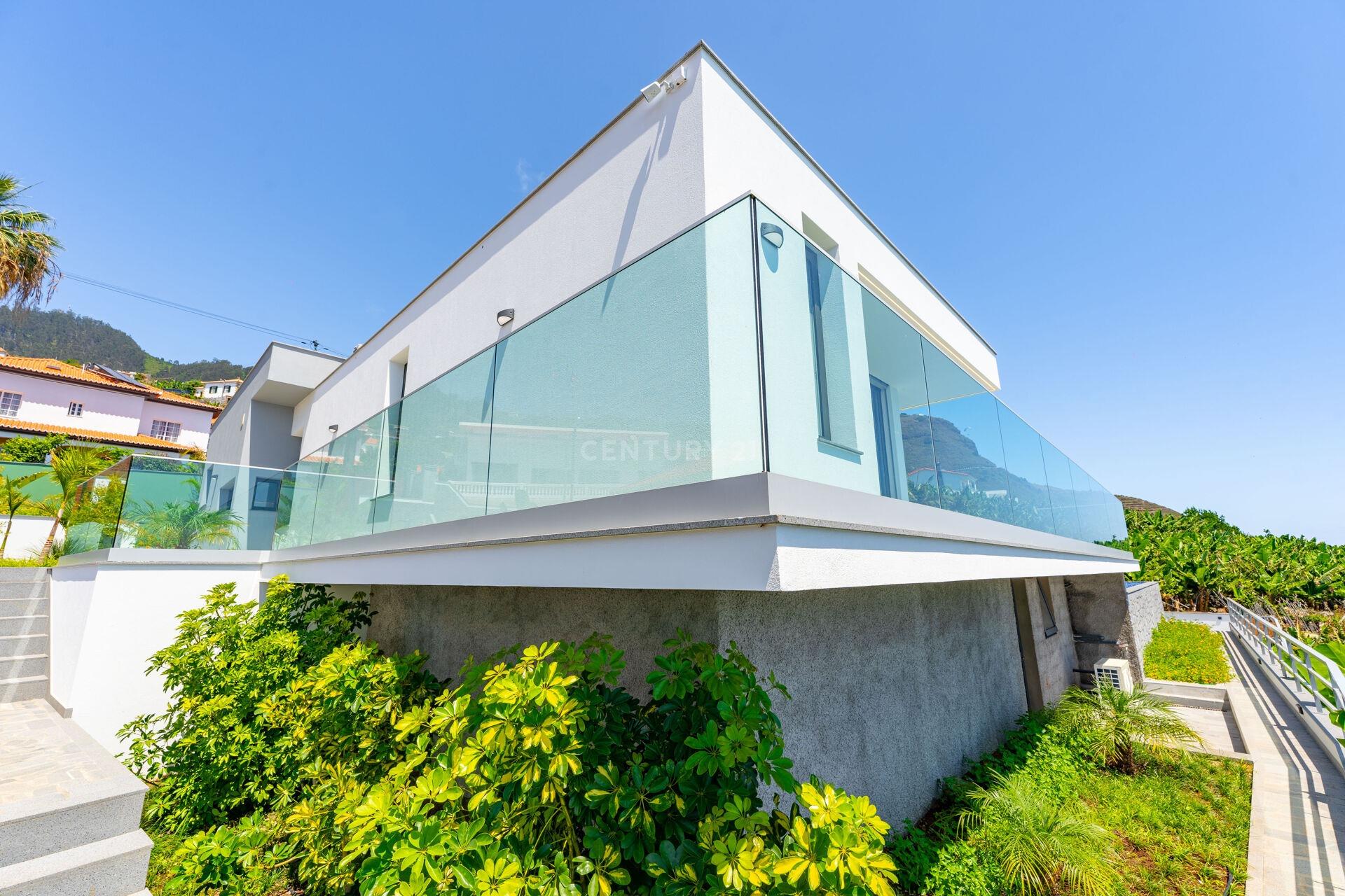 Casa de lujo con piscina infinita e impresionantes vistas al mar