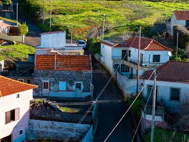 Rustykalny magazyn zbudowany z kamienia i otaczającego go terenu - Prazeres, Madera