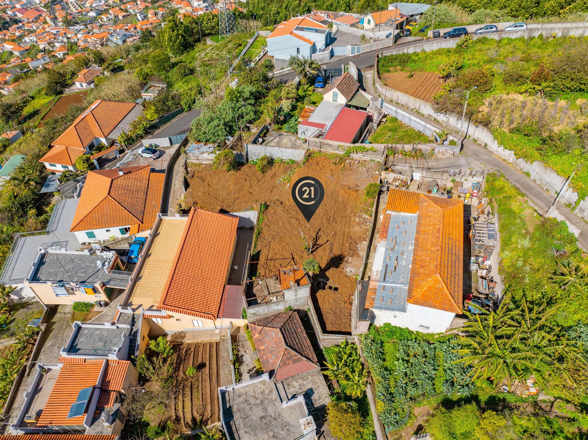 Stedelijk Perceel met Zeezicht in Funchal, Madeira