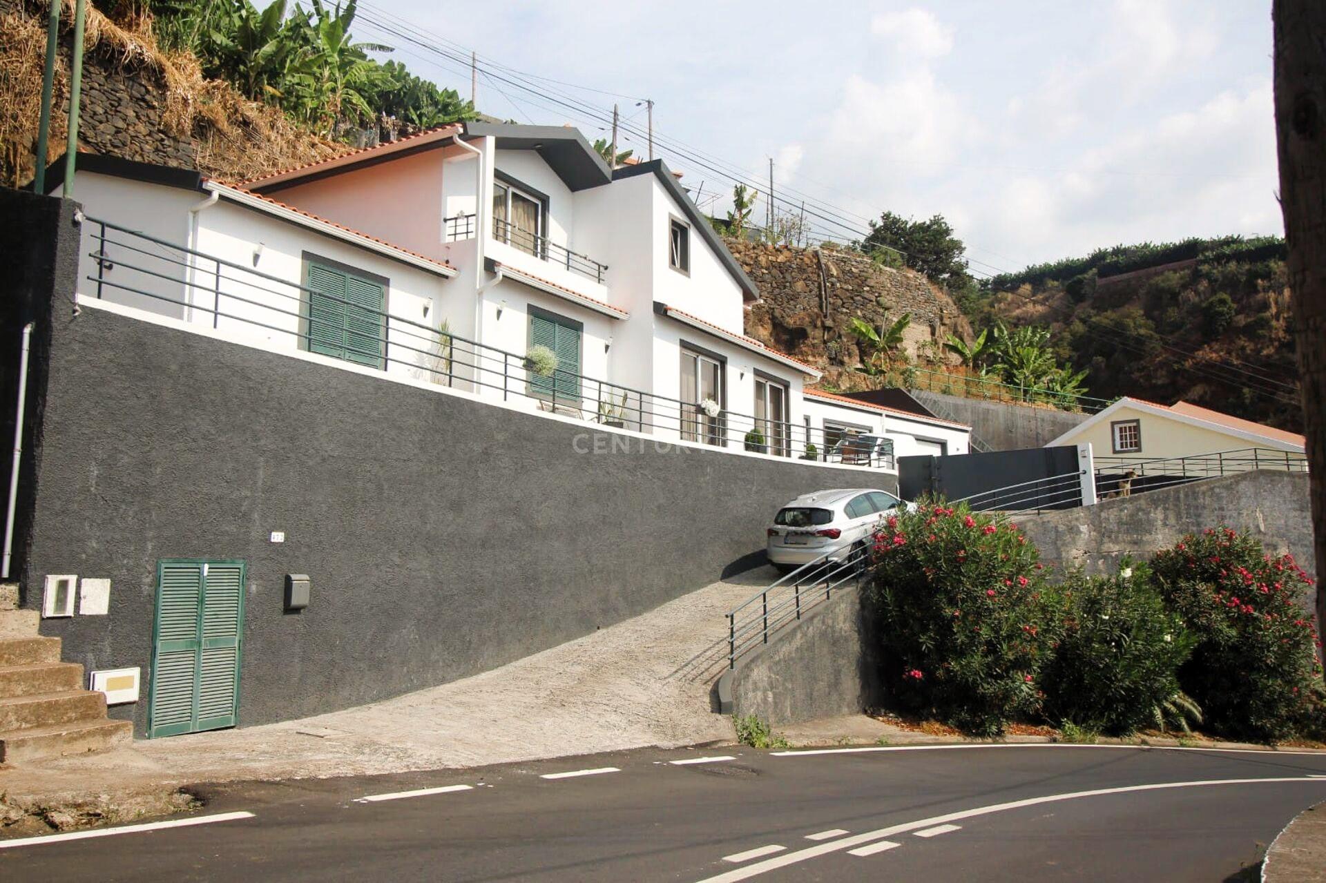 Traditional House with Habitable Attic - Ponta do Sol, Madeira