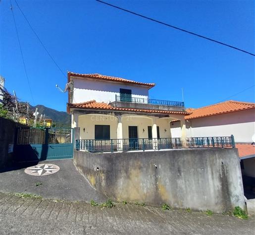 Luminosa villa de tres dormitorios en Ginjas, São Vicente - Madeira