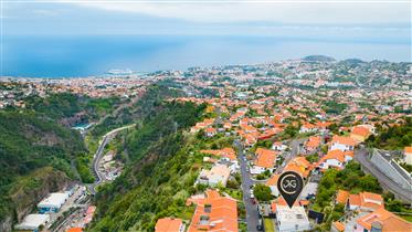 Zeitgenössisches Haus mit drei + 2 Schlafzimmern und atemberaubendem Meerblick – São Roque, Funchal