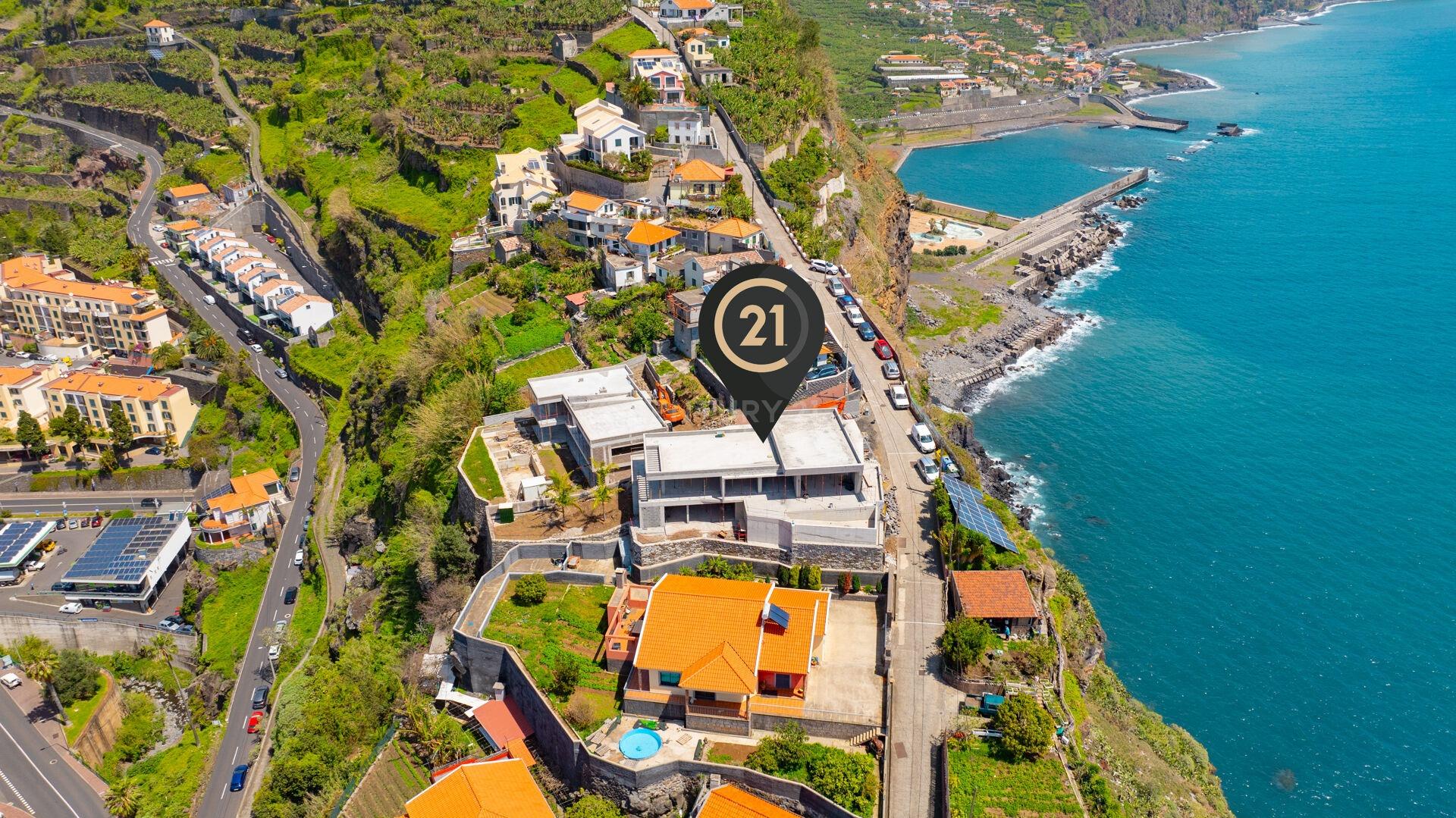 Vue privilégiée et contemporanéité à Ponta do Sol : Villa de trois chambres avec piscine et salle de