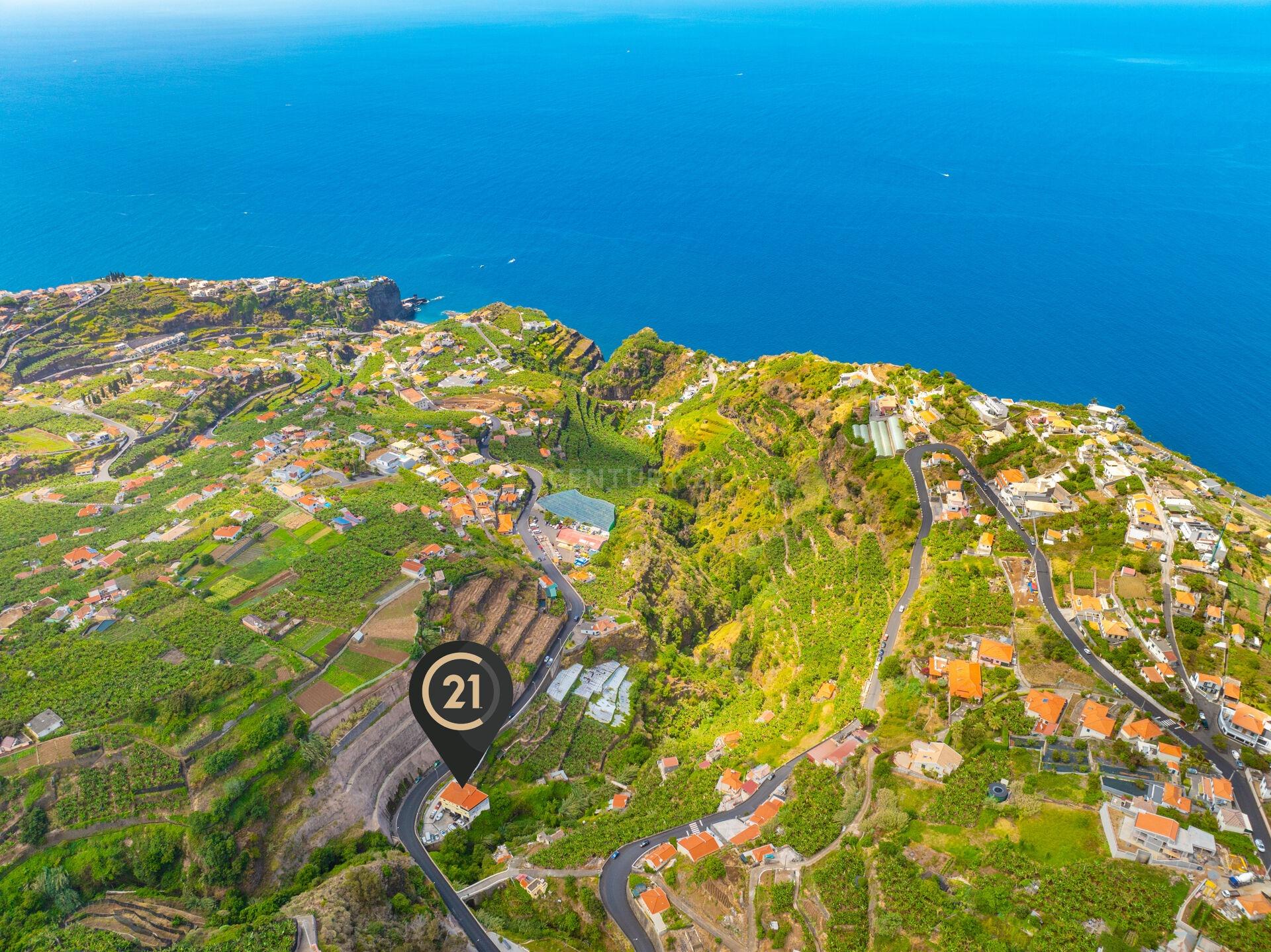 Huis met drie slaapkamers en bedrijf - Uitstekende investeringsmogelijkheid in Ponta do Sol