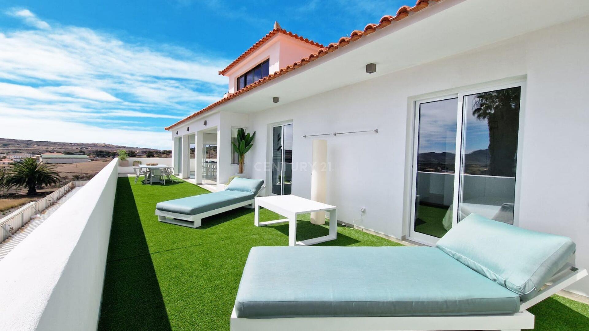 Spectaculair T4-twee-appartementenhuis met uitzicht op de zee en Pico do Castelo in Porto Santo
