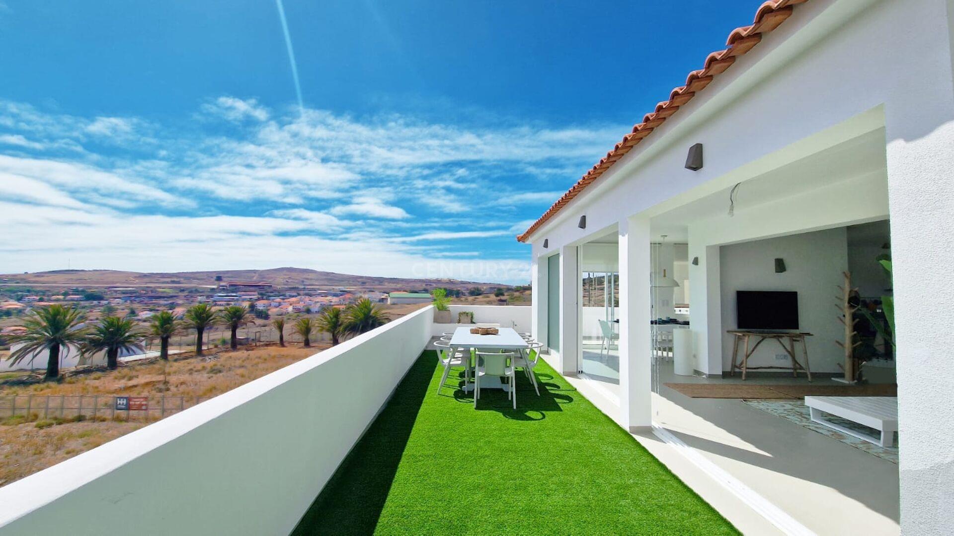 Spectaculair T4-twee-appartementenhuis met uitzicht op de zee en Pico do Castelo in Porto Santo