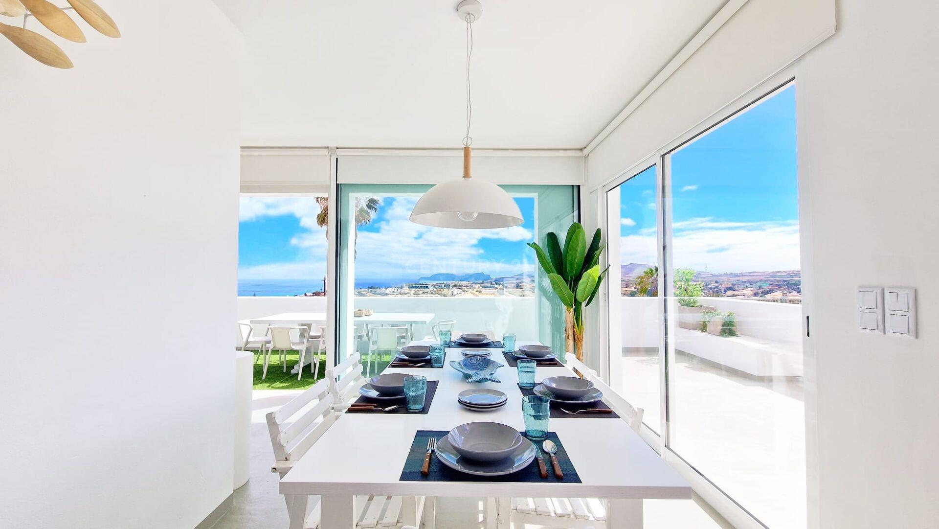 Spectaculair T4-twee-appartementenhuis met uitzicht op de zee en Pico do Castelo in Porto Santo