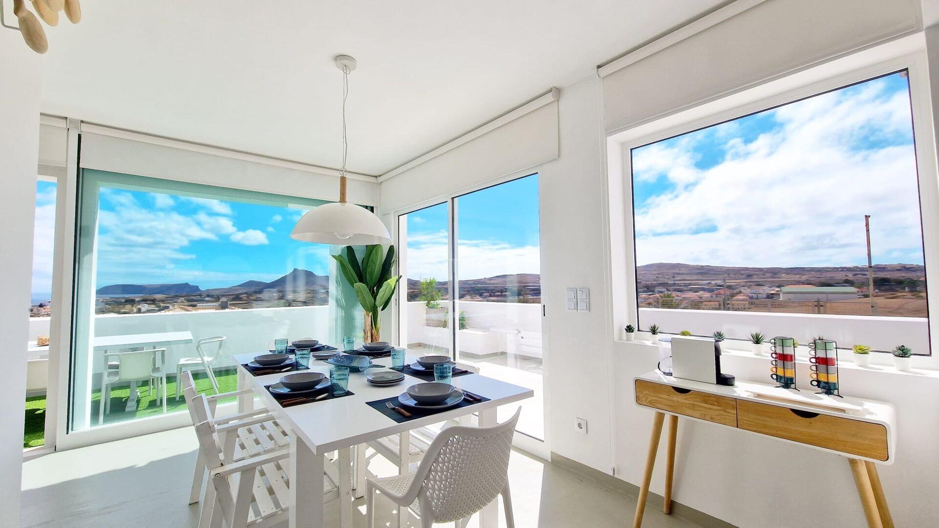 Spectaculair T4-twee-appartementenhuis met uitzicht op de zee en Pico do Castelo in Porto Santo