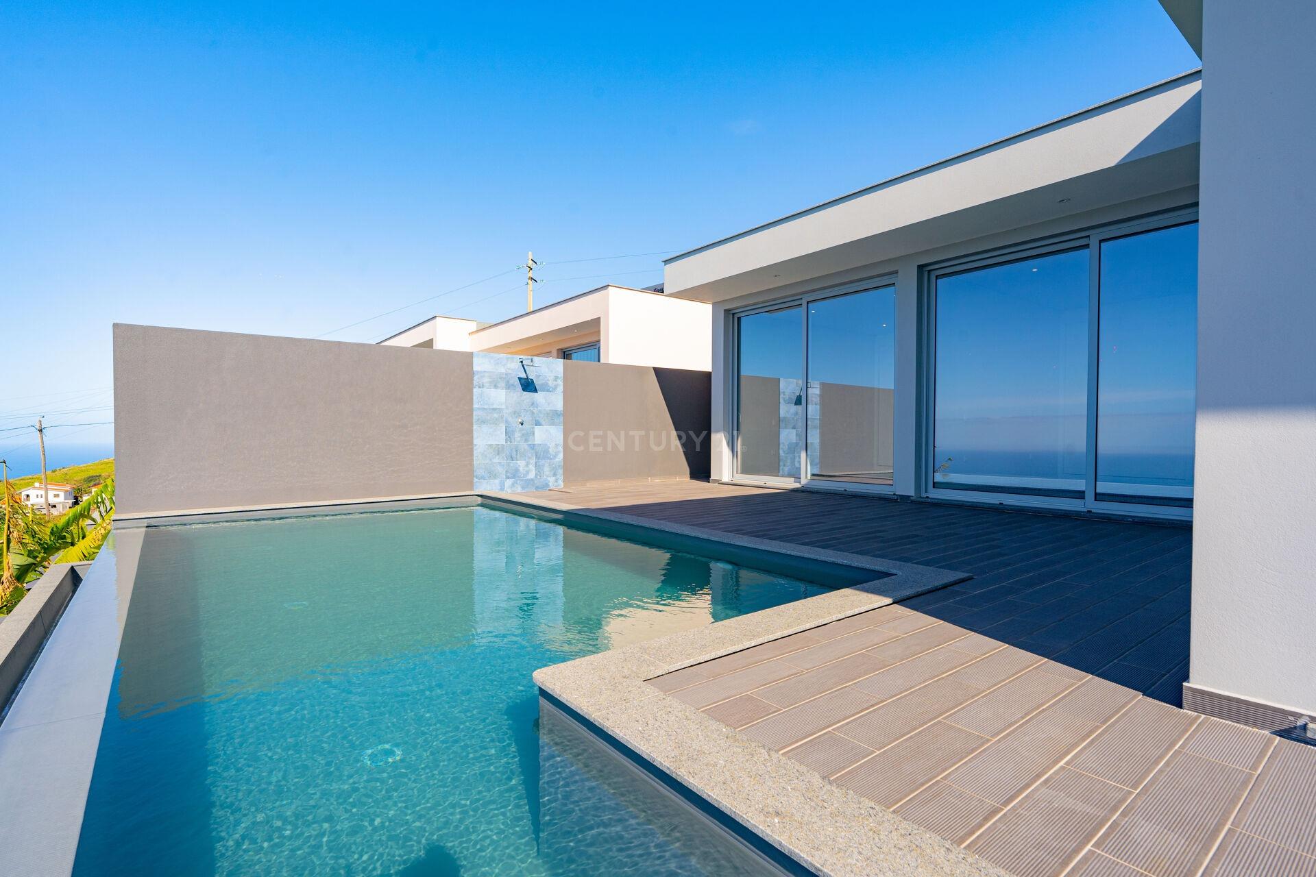 Neues einstöckiges Haus mit drei Schlafzimmern – Pool und atemberaubendem Meerblick – Calheta