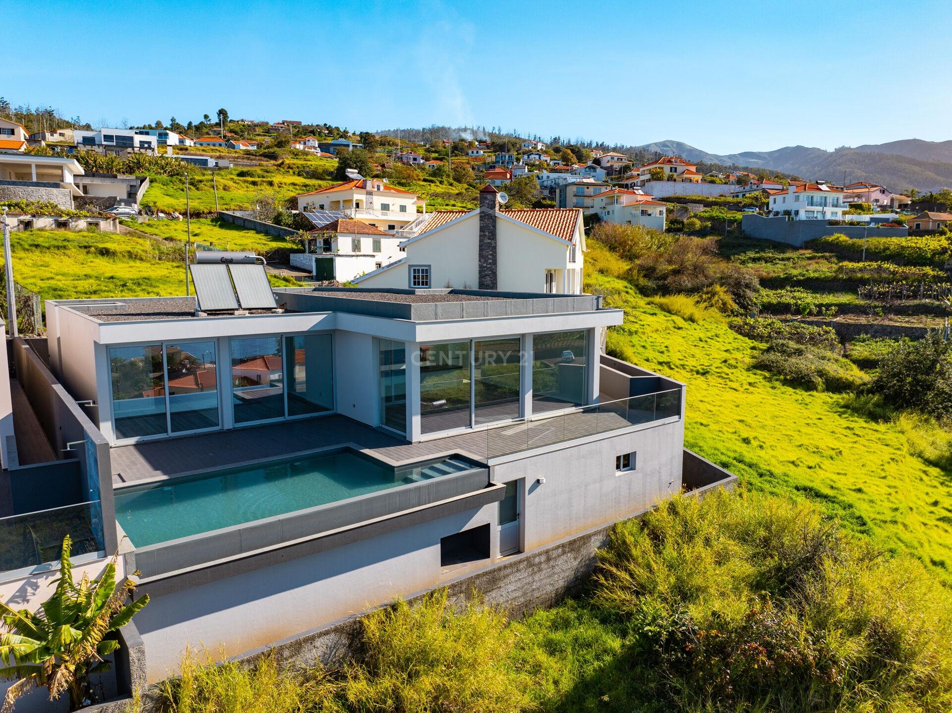 Nieuw gelijkvloers huis met drie slaapkamers - zwembad en prachtig uitzicht op zee - Calheta