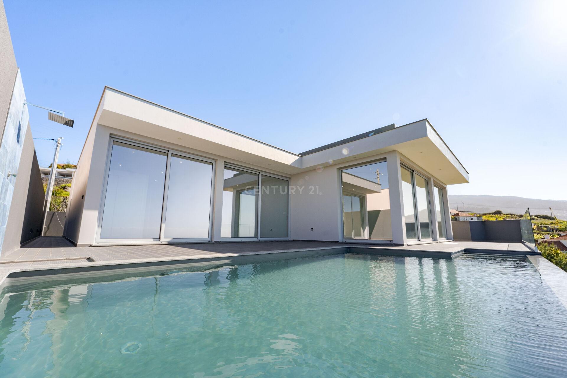 Neues einstöckiges Haus mit drei Schlafzimmern – Pool und atemberaubendem Meerblick – Calheta