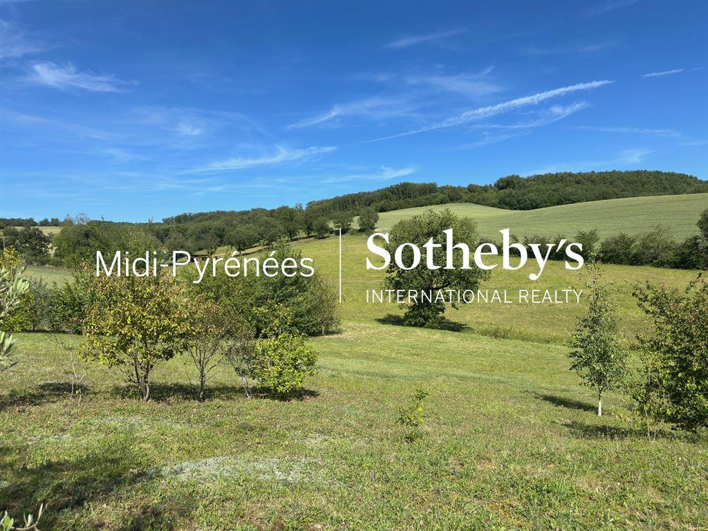 Between countryside and hamlet