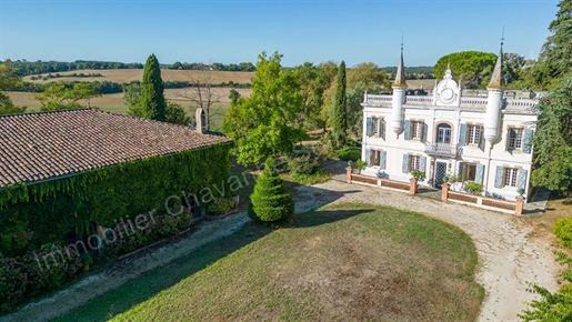 Very beautiful property of more than 64 hectares, lake, castle and outbuildings with several houses
