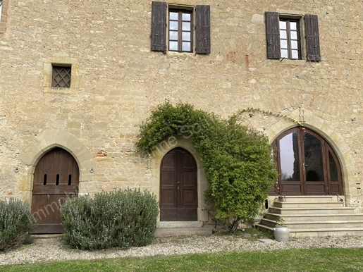 Château médiéval inscrit au patrimoine historique francais