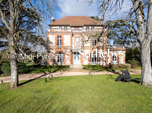 For sale 5kms from Montauban, renovated manor house set in over 1 hectare of parkland