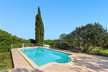 Attractive country house with pool on large plot between Porches and Alcantarilha