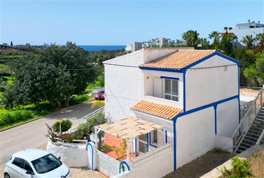 4 slaapkamer villa met zicht naar oceaan en separate studio in Ferragudo