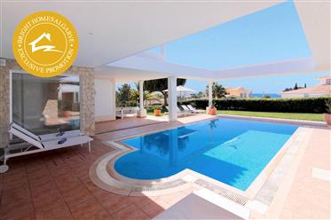 Luxueuse villa de plage T5 avec vue sur l’océan dans un endroit privilégié à Ferragudo