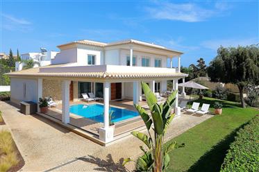 Luxurious T5 beach villa with ocean views in prime location in Ferragudo