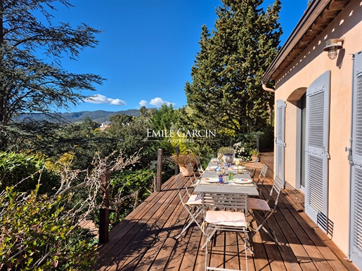 Côte d'Azur: Villa near the seafront for sale in Mandelieu-La Napoule
