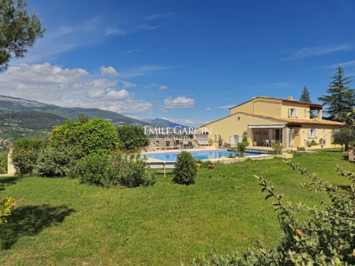 Côte d'Azur: Large family villa with stunning views for sale in Peymeinade