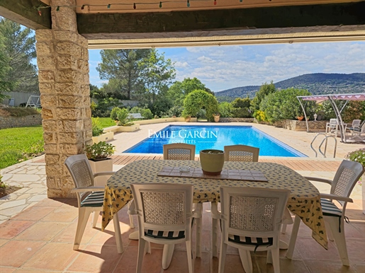 Côte d'Azur: Large family villa with stunning views for sale in Peymeinade