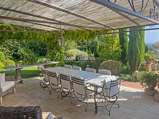 Côte d'Azur: Stunning property with panoramic sea view for sale in Mougins